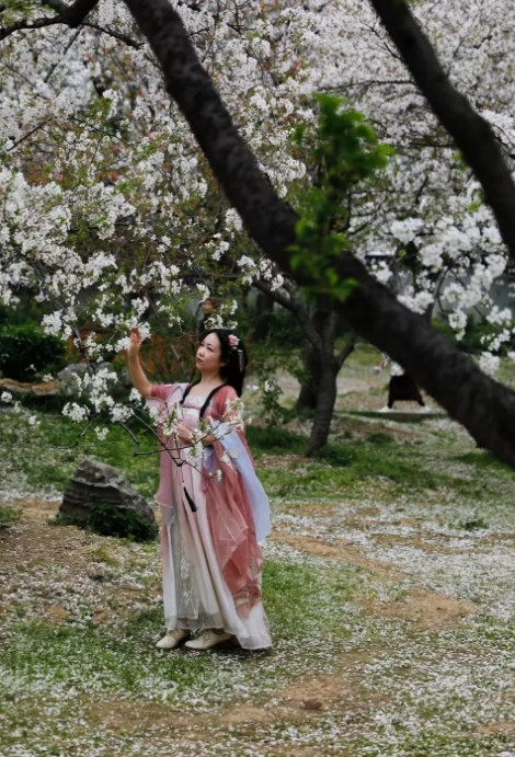 辛辛苦苦把女儿供上大学，真的让人寒心，上个月问我要2000块钱去青岛看演唱会，我