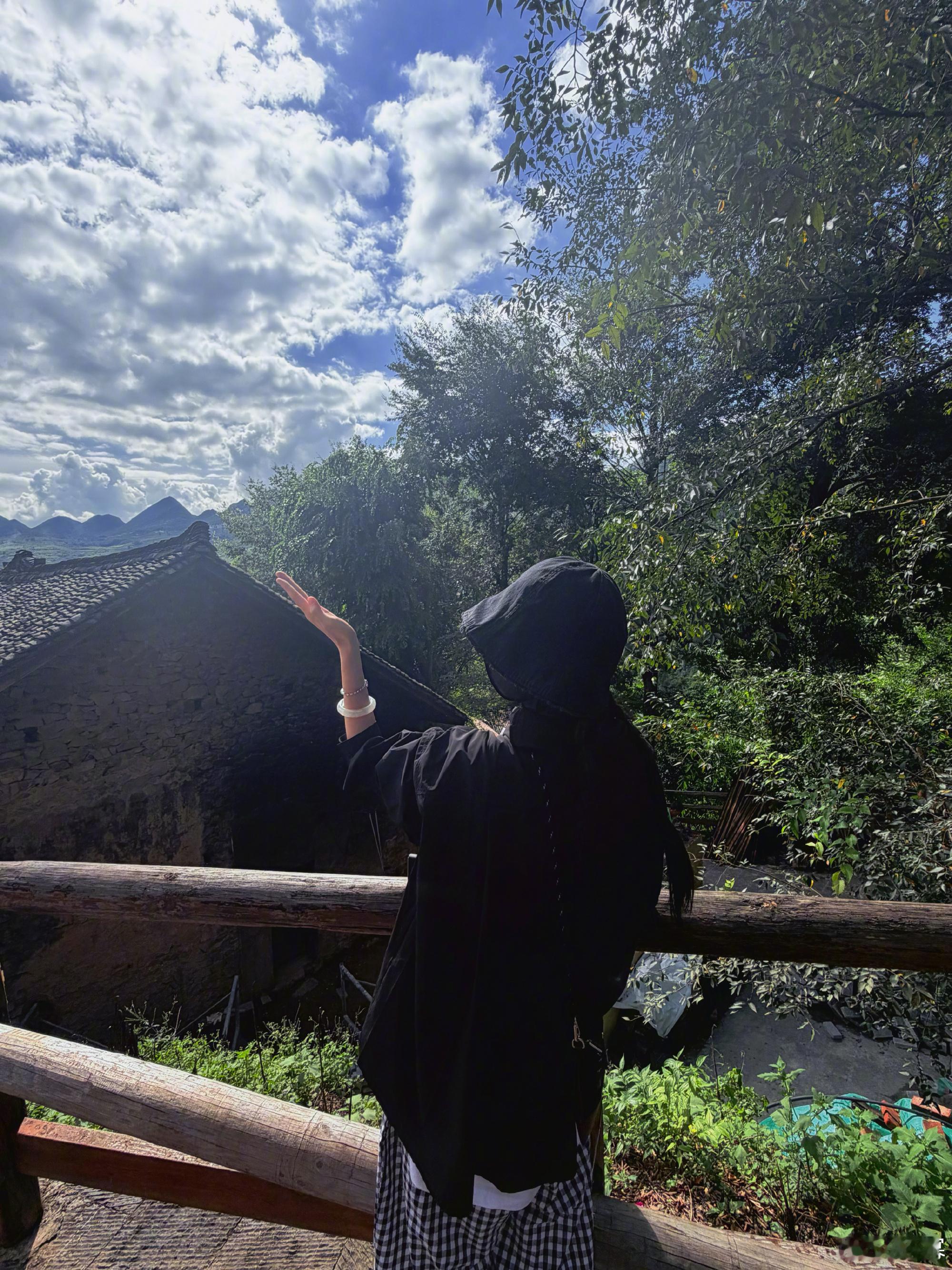 杨幂立秋戴花环杨幂立秋晒贵州旅行碎片节气博主杨幂来啦，姐去贵州旅行啦～麻花辫