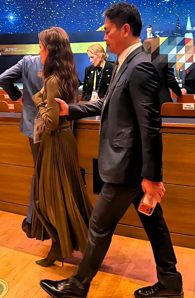 刘强东的“小心翼翼”，看完太让人唏嘘！时隔半年的韩国峰会合体，本是豪门夫妻秀默