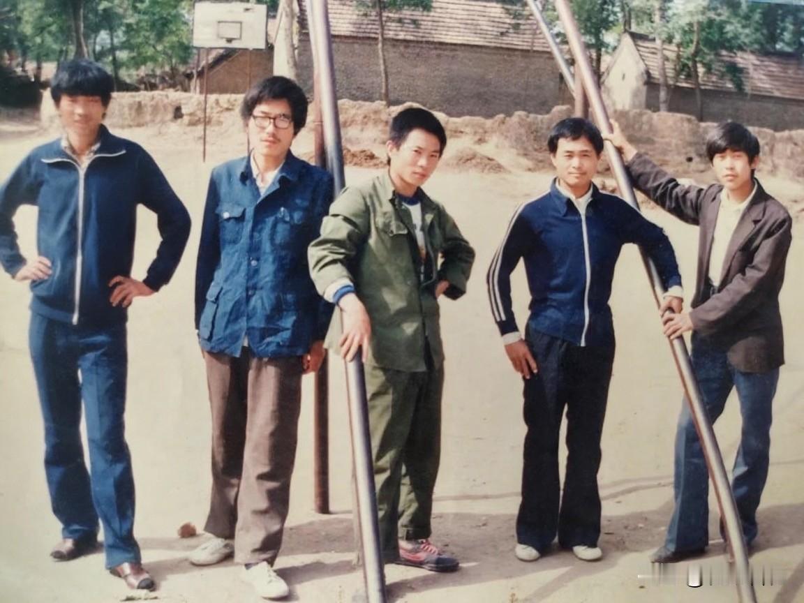 某次聚餐时与本家一外甥同桌，席间有人问他每个月领多少退休金，外甥回答说“八千多”