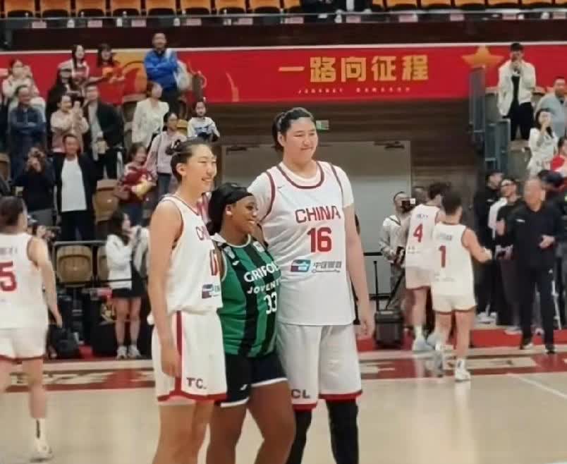 这就是把张子宇防住的中锋，从这张图上我们可以看出，这就是为什么张子宇打的吃力，而