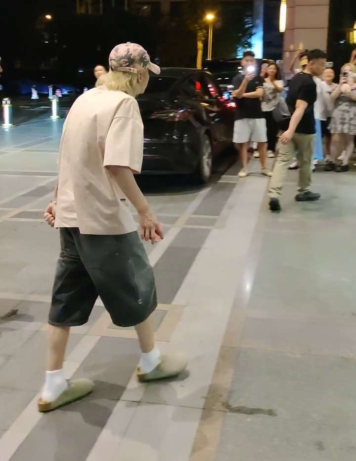 鹿晗关晓彤老人味儿具象化了，一边过大寿去👋🏻