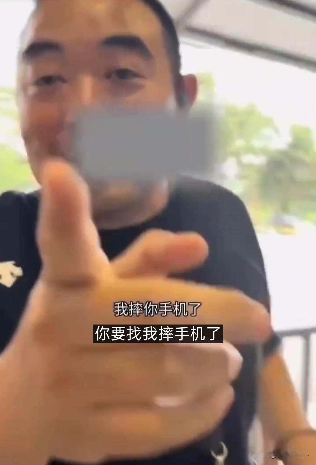 7月6日，北京慕田峪长城，刚好是暑假，旅游的人很多，一名导游带着外国游客插队。