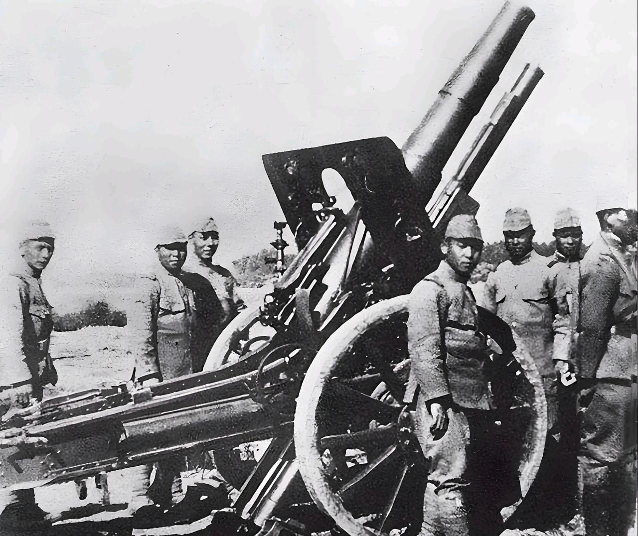 这张照片展示的是侵华日军九六式150毫米野战榴弹炮及其炮组人员，拍摄于中国战场。
