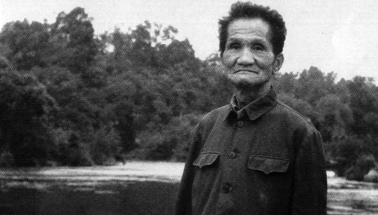1947年，白公馆的特务外出买东西时，让一个疯老头给他们当苦力，疯老头假装乐呵呵