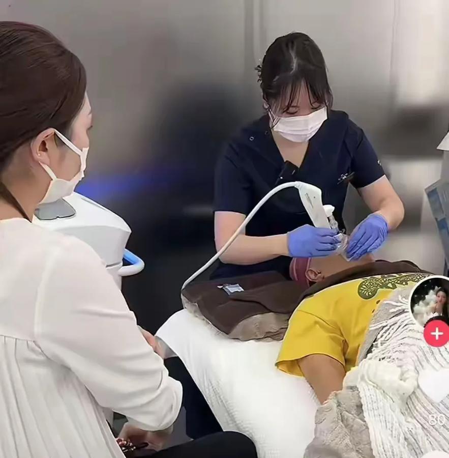 金龟子闺女直播被说啃老这事儿，自己倒是理直气壮：“我妈拼了一辈子不就给我蹭的？”