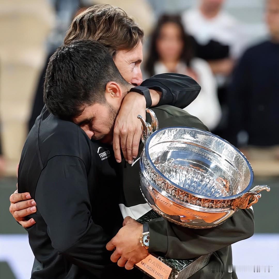 阿尔卡拉斯与功勋教练胡安基·费雷罗分道扬镳，在世界第一的位置解聘师徒关系，或许阿