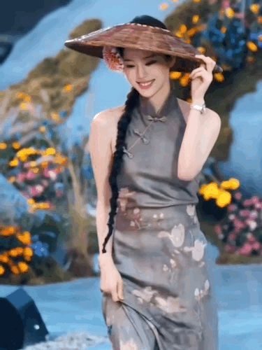 欧阳娜娜从女孩到女人的蜕变，多少人看着她慢慢长大啊！什么样的女人，能让你眼前一亮