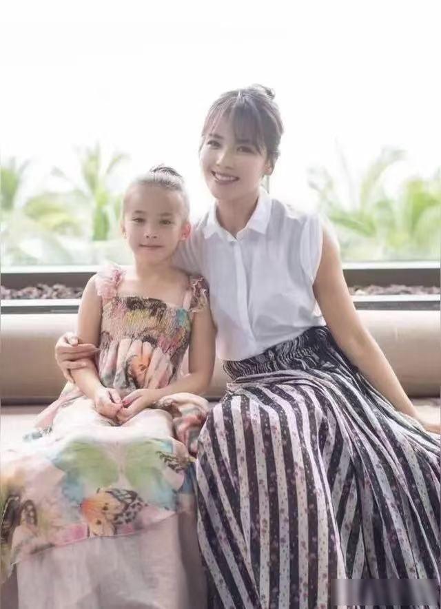 刘涛携女亮相意大利，肤色气质反差大，她真比女儿还年轻？6月12日这天，