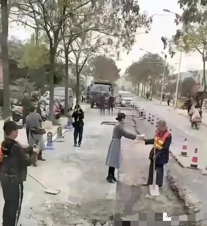 这种虚伪的作秀，着实令人反感