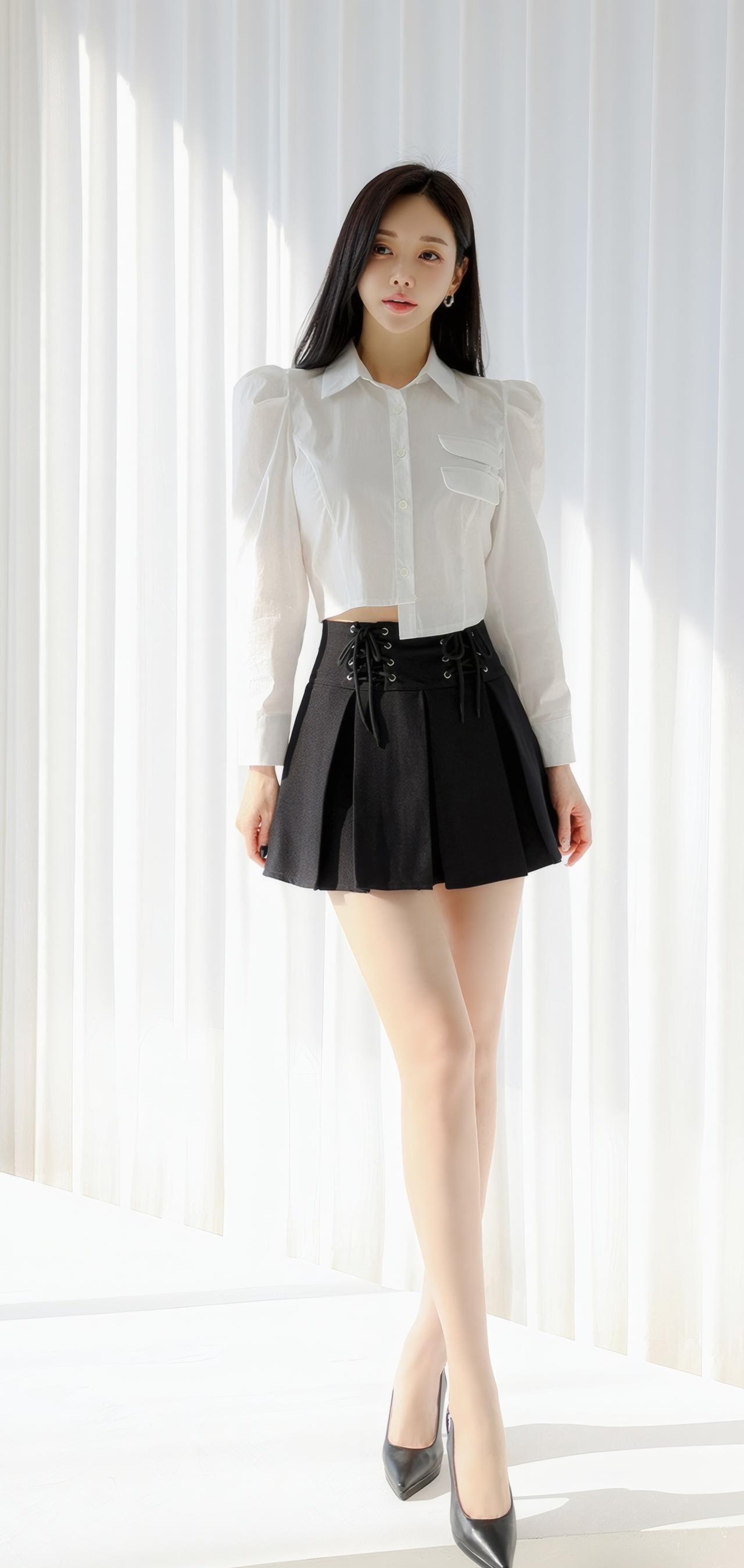 优雅白衬衫+黑色短裙，简约时尚，气质满满！