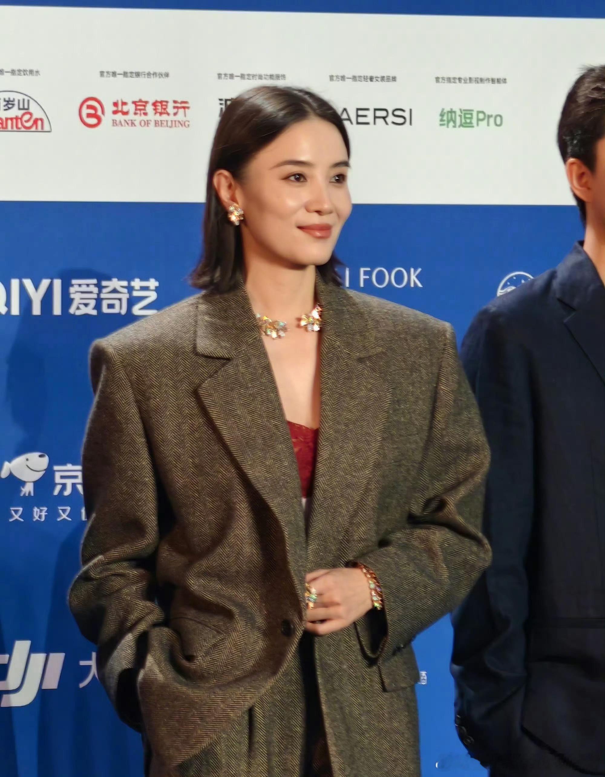 宋佳剪短发了剪短发后从温婉到凌厉一键切换，气场直接翻倍，果然颜值与气质在线，什么