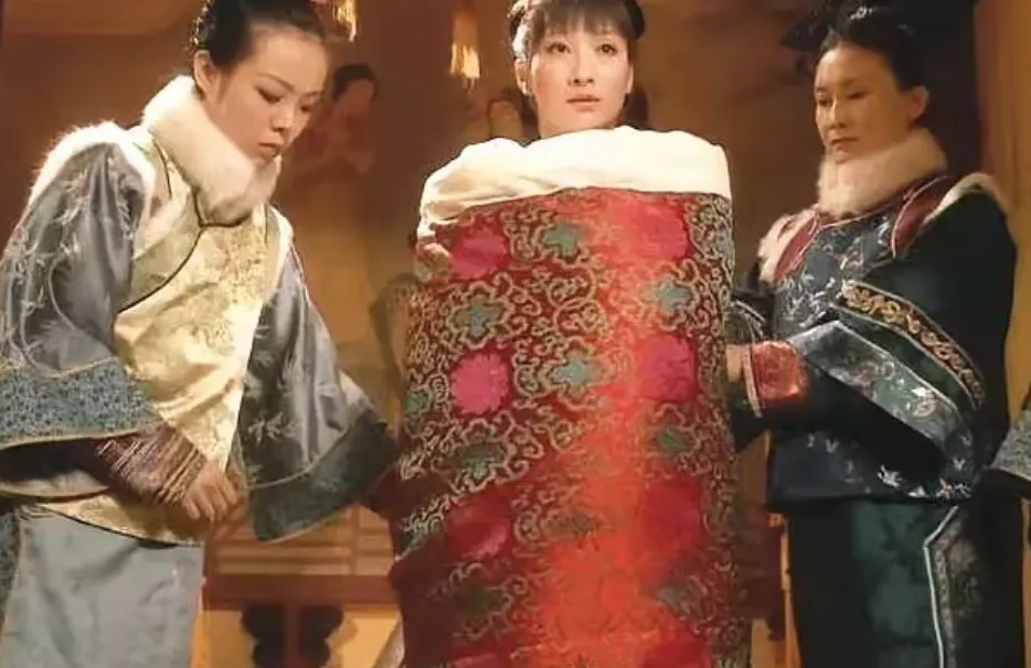 1729年，52岁的雍正招秀女马氏侍寝。夜晚，马答应被裹在厚被子里，送到了龙床之