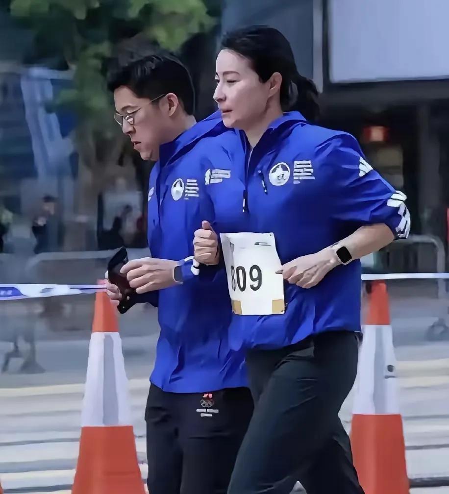 我姑姑去跑香港马拉松，回来给我唠的事儿太甜了！本以为赛场焦点是70岁跑完10公里
