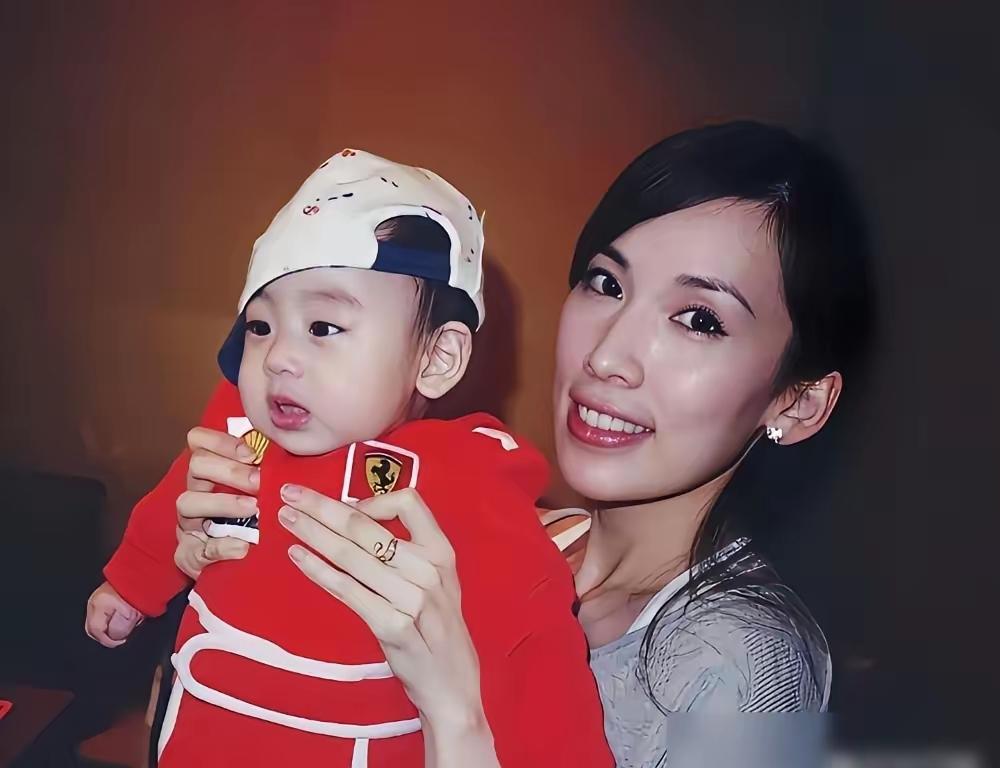 凸嘴这个回旋镖，在17年后精准扎在了林志颖儿子Kimi身上。陈若仪当年花几十