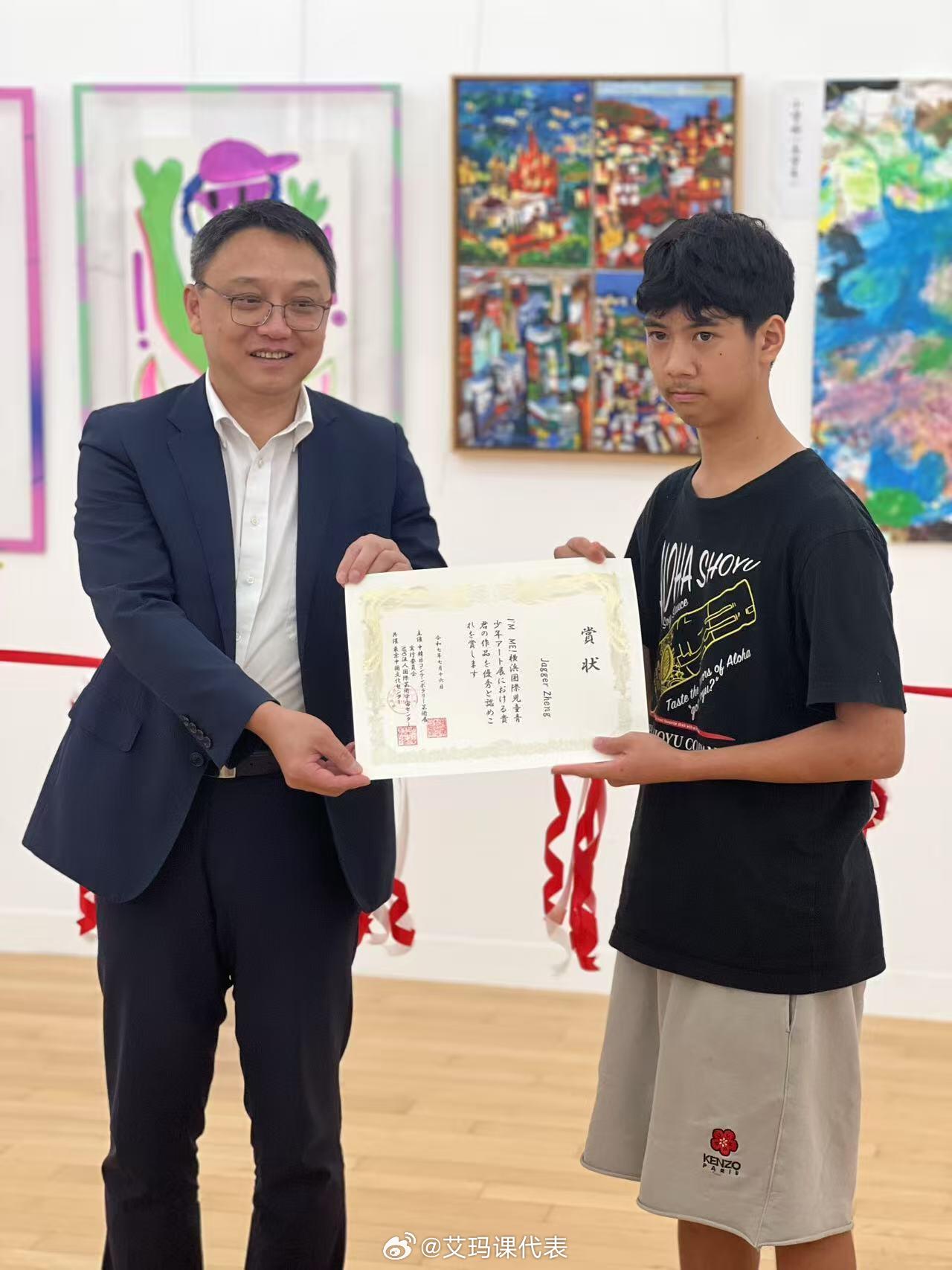 郑钧刘芸儿子长这么大了郑钧刘芸儿子画作在东京参展郑钧刘芸儿子画作在东京参展，都