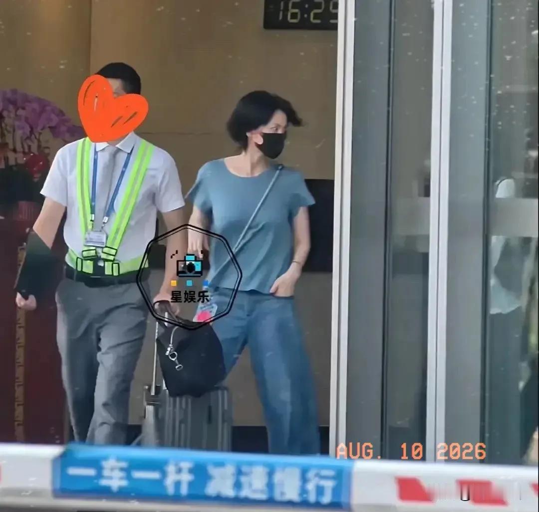 王菲，引发热议。8月10日，57岁的王菲，冲上热搜，这一次，不是因为谢霆锋隔空