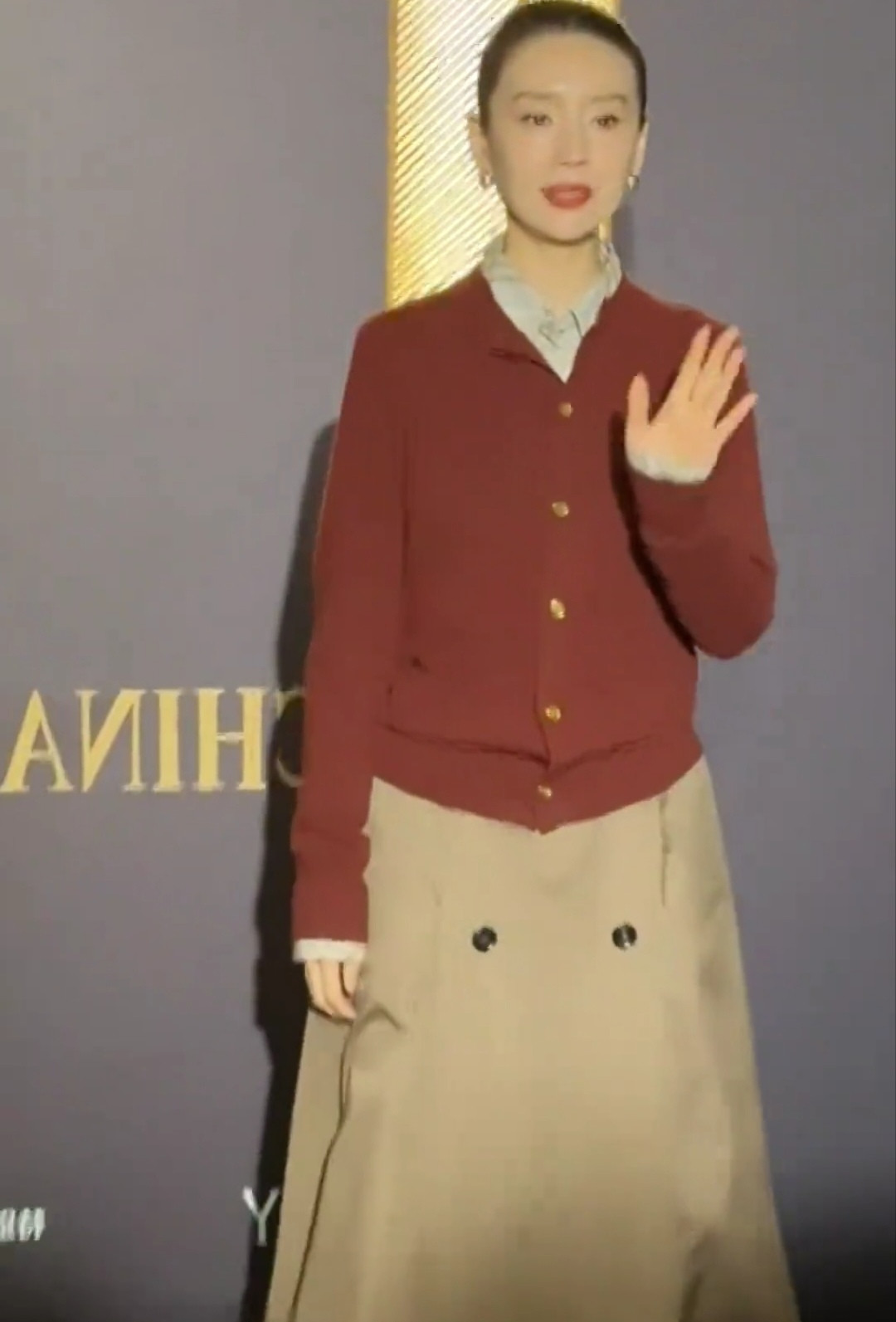 董洁，是一个安静干净清冷气质的女人，确实也好看，没调过，精致，有灵气，她的衣