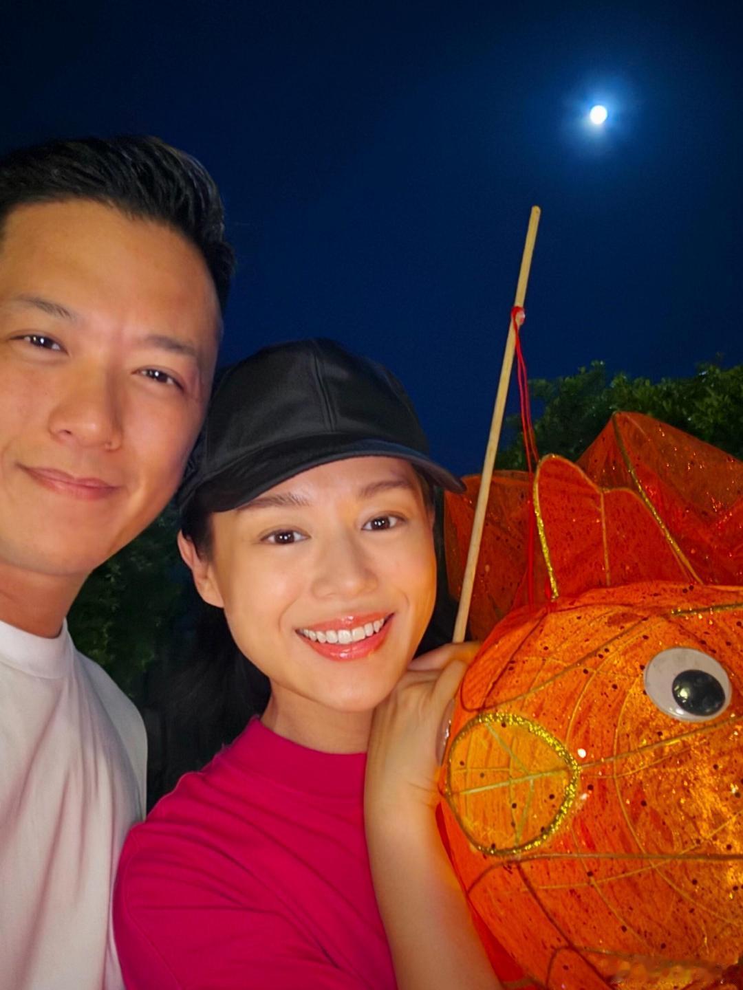 胡杏儿一家五口中秋合照胡杏儿一家五口中秋全家福胡杏儿家的中秋氛围太赞了，五口人