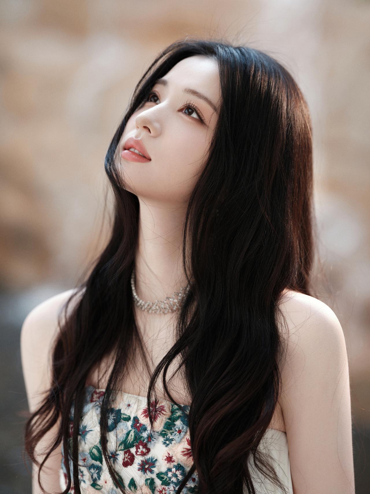 优雅与性感，你会怎么选美女明星穿搭写真