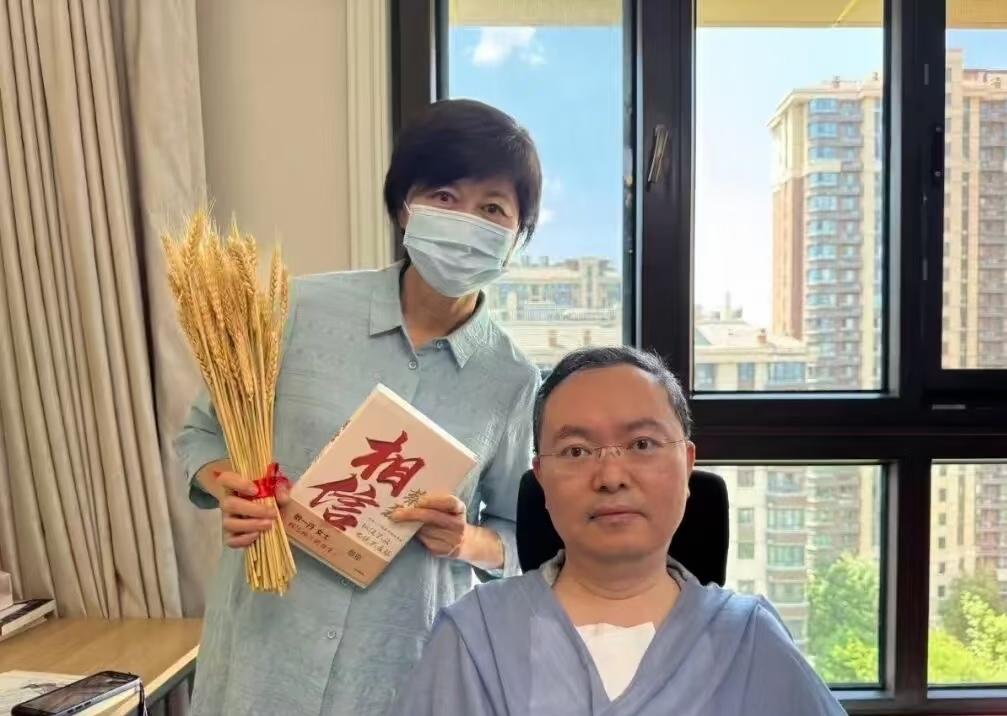 果然面相是会骗人的，敬一丹就是个例子，她今年6月17日，还去看望蔡磊，可没想