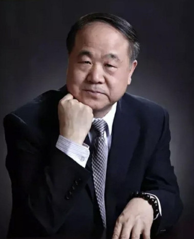 1967年，12岁的莫言透过窗户纸的破洞，看到一名男教师正往女教师郑红英的裤腰里