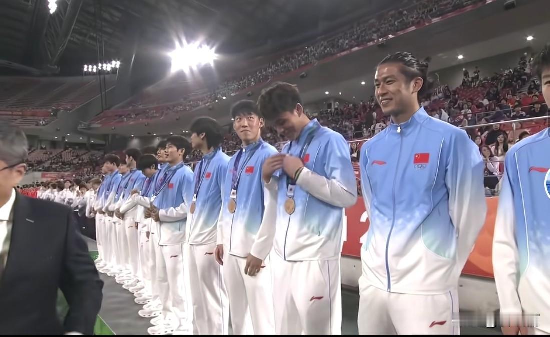 亚运会结束了，中国足球下一个大赛就是27年1月份的亚洲杯了，结合国足重庆四国赛和
