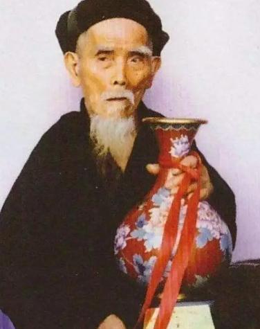 “中国长寿之王”龚来发，终身未娶活到133岁，可匪夷所思的是，他却有一个公认的“