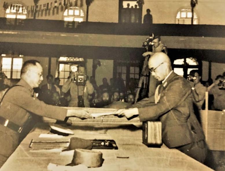 1945年日本投降，作为战胜国代表的何应钦，在面对冈村宁次递过来的投降书时，他居