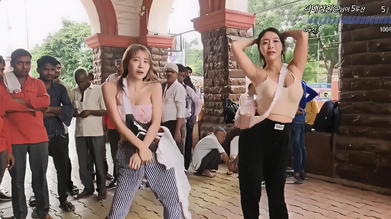 还真有女的敢在三哥家当众搔首弄姿？为了流量真是啥也不顾了[捂脸哭]近日两位韩国女