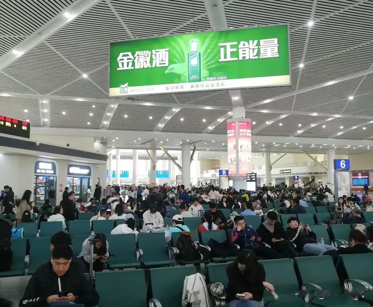 看看呼和浩特站的五一客流，是不是比包头兄弟强多了[捂脸哭][捂脸哭]
