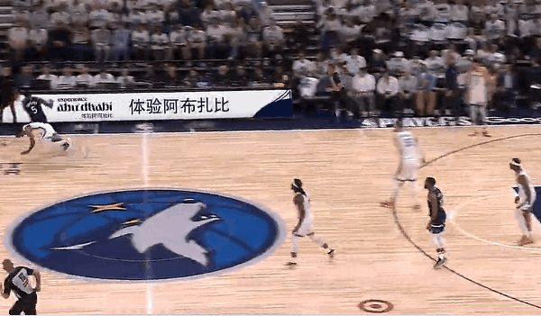 王者归来！爱德华兹在森林狼对阵雷霆比赛中大放异彩，首节狂砍16分震撼全场