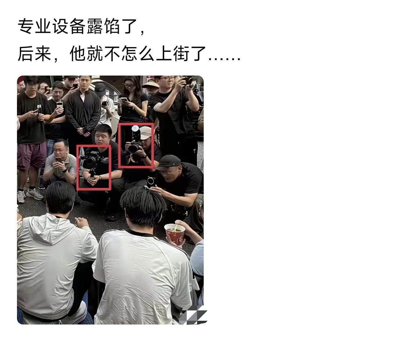 这相机一掏，路人秒变群演，场面有点魔幻。