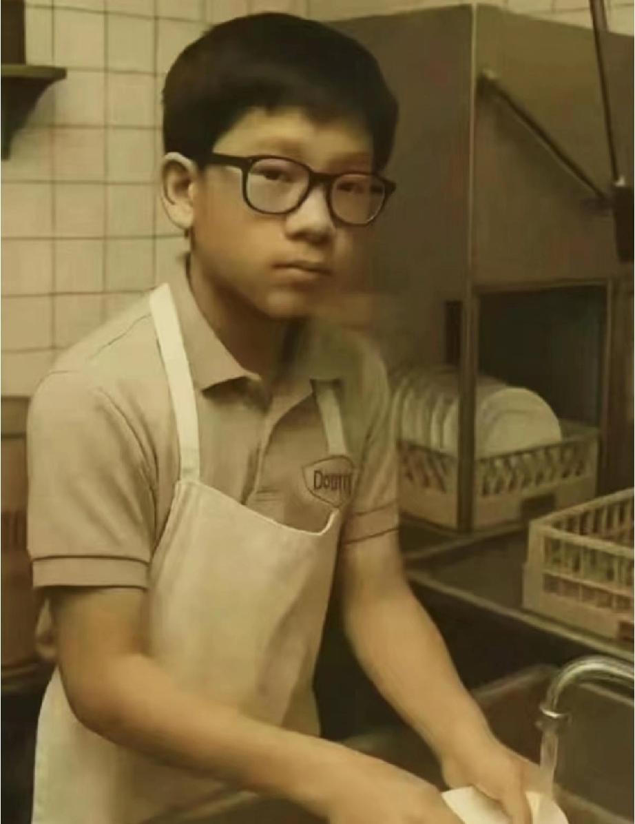 15岁的黄仁勋正在刷盘子，戴着眼镜的他文质彬彬的，一看就是读书人。黄仁勋双手插