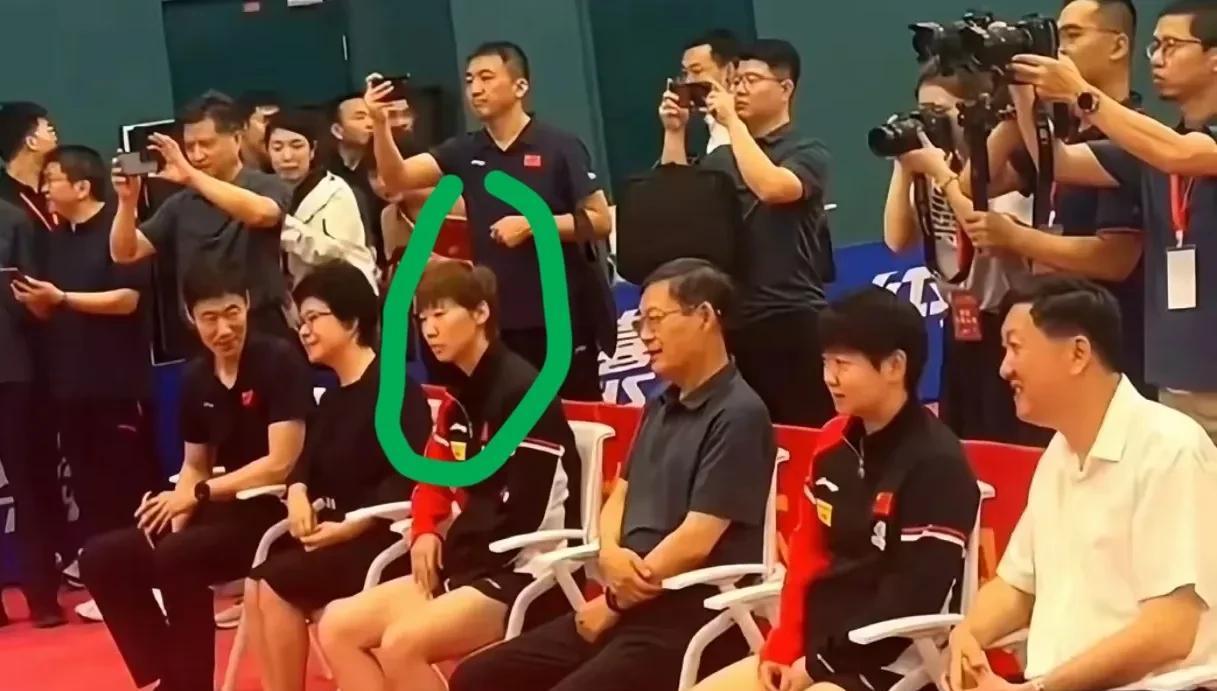 王曼玉这是怎么啦？照片最左边，乒协主席王励勤与总局女领导交谈甚欢；最右边莎莎