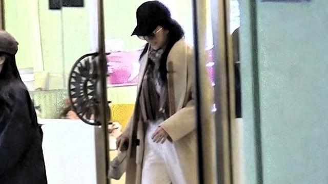 刘亦菲八万大衣逛街被拍！一身淡黄配白裤美到发光许久未露面的刘亦菲终于出街了！