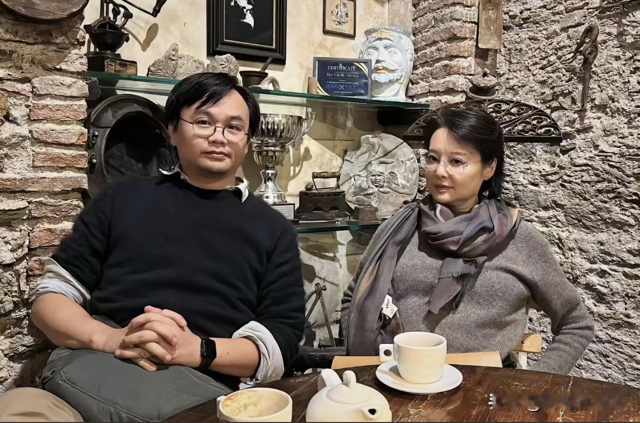 53岁的袁立和41岁的老公梁太平，结婚6年来真的是好甜蜜，从袁立脸上的笑容，就藏