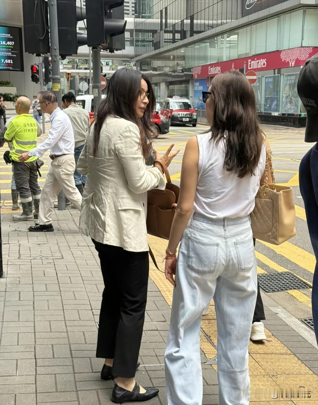 近日，有网友在香港中环街头偶遇郭晶晶。她素颜露面披头散发，皮肤状态很好，身上的米