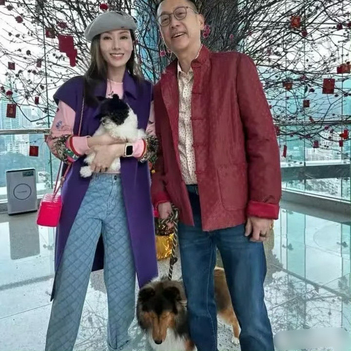 李嘉欣的衣服都是贵的，但能被她搭配成全都不好看也是不容易啊