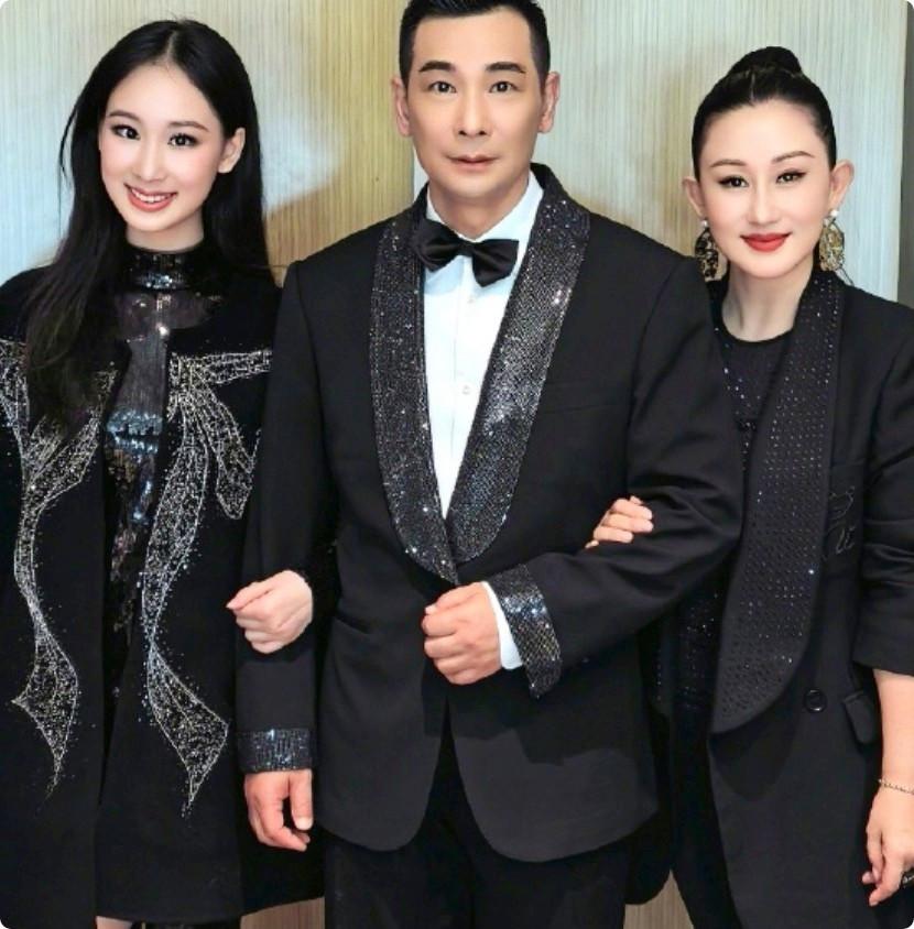 赵文卓全家时尚暴击！53岁硬汉跨界走秀，妻子才是黑系大佬✨谁能想到《黄飞鸿》