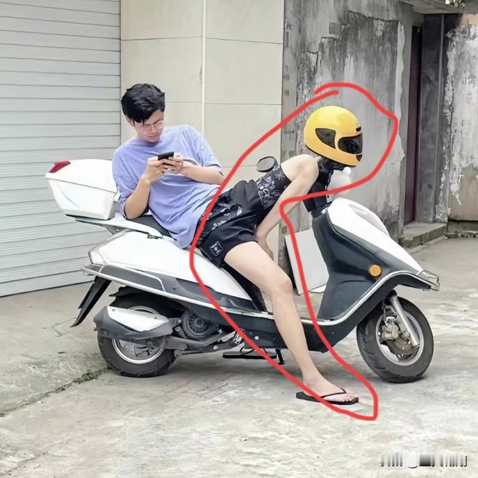 这张照片我该夸模特会摆姿势还是夸摄影师会找角度，不仔细看根本就看不出来就一
