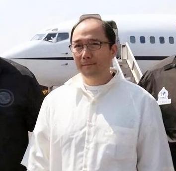 堆满数亿美金现金的豪宅，钞票成捆成堆堆得满满当当，最后得出动好几辆大卡车才能全部