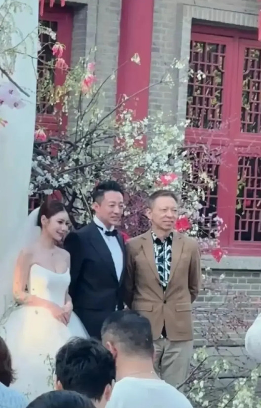 张兰与汪大爷的现任合影，与汪大爷倒是没有互动，时刻保持着距离，张朝阳再来参加汪小