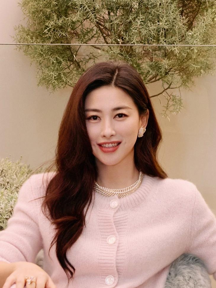 朱珠的粉色针织套装是“秋日温柔本柔”🌸软糯的粉调裹满松弛感，珍珠项链+同系列