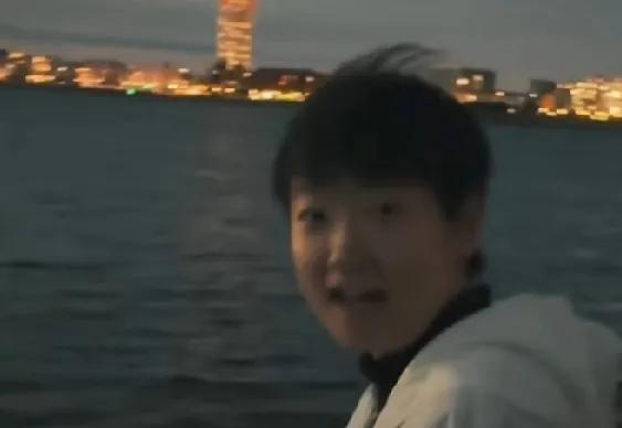 这真是让人感动的一幕！原来没想到国乒从瑞典回国前，孙颖莎去看了美丽的夕阳，当她