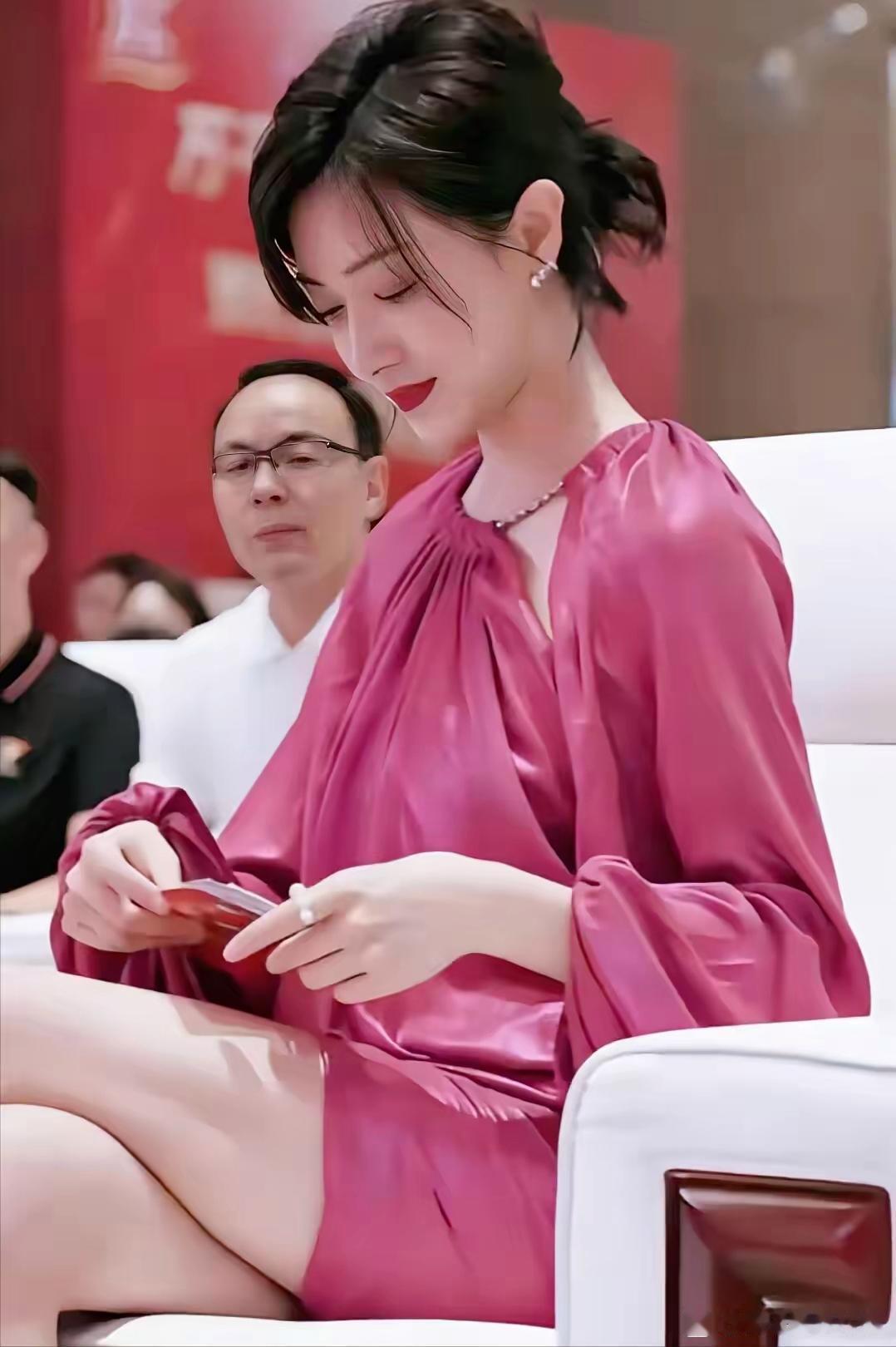 万茜，这样有气质有演技的女演员，怎么一直红不起来了呢？她是娱乐圈里最干净的一个女