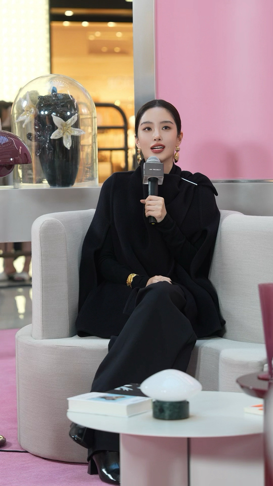 杨采钰好小的一颗头原来真的有人可以做到头小到像开了比例滤镜，杨采钰盘发露出完整