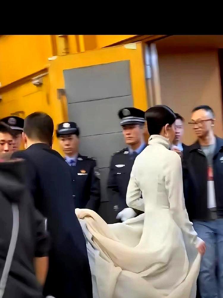 57岁王菲春晚唱得“快断气”，14亿人盯着她脸上的褶子看。镜头怼脸，没有柔