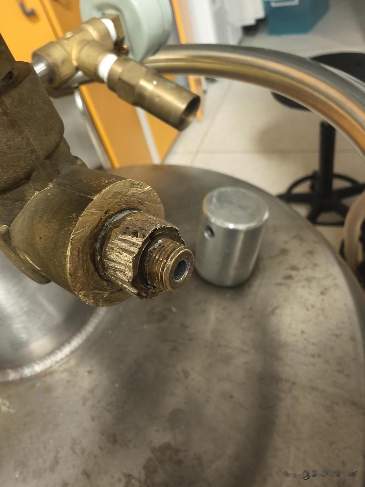 堂堂研究生被一个螺丝困住了液氮气瓶上的一个六角螺丝接头被拧的变圆滑丝了，而且还