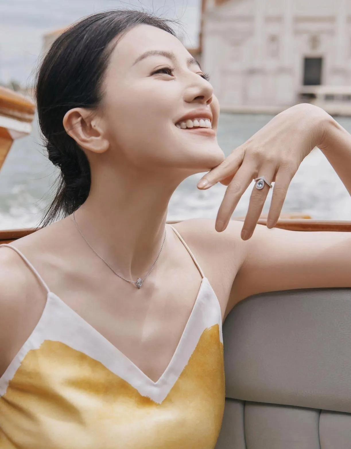 高圆圆威尼斯写真太绝！黄色丝质吊带套装尽显优雅，状态好到犯规高圆圆一组威尼